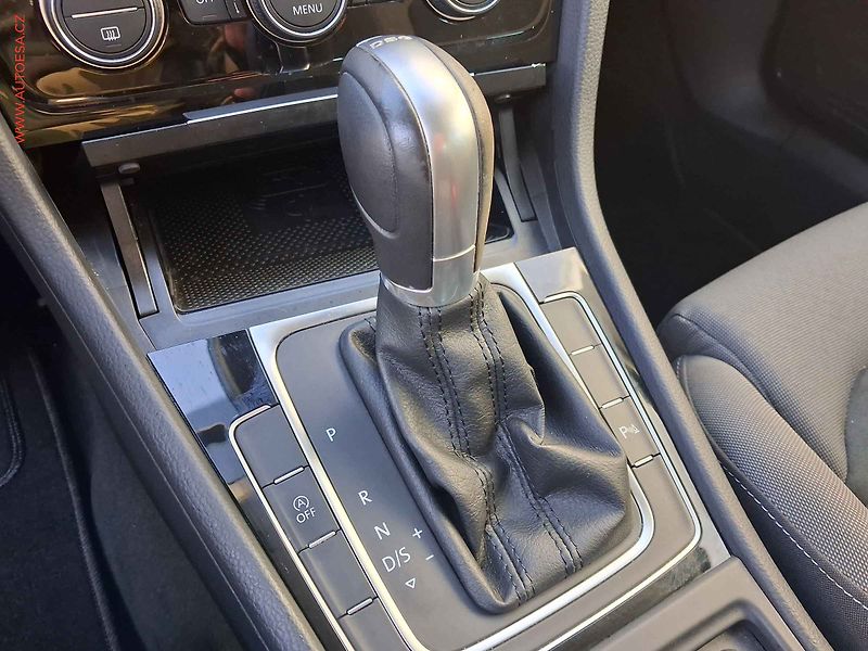 Volkswagen Golf (2018) 1.5 TSi, Highline, DSG, LED - fotka 16 z 18