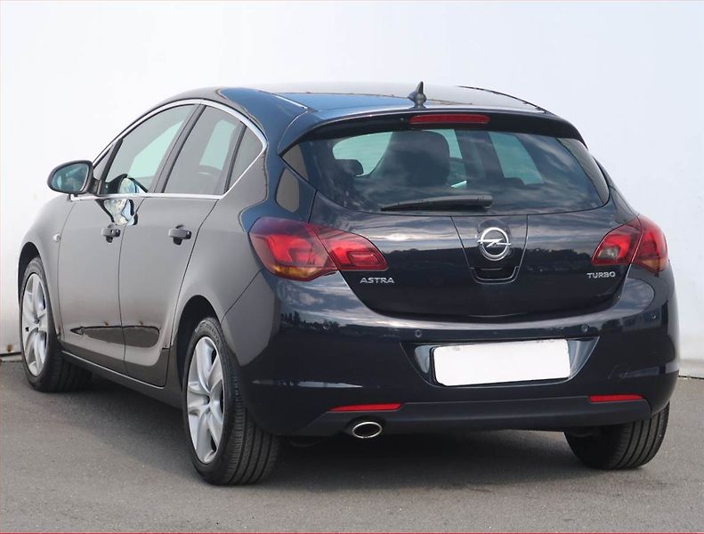 Opel Astra (2011) 1.4 T, Automat, Navi, Xenony - fotka 4 z 20