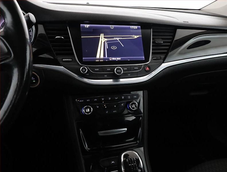 Opel Astra (2017) 1.4 T, Navi, Tempomat - fotka 10 z 17