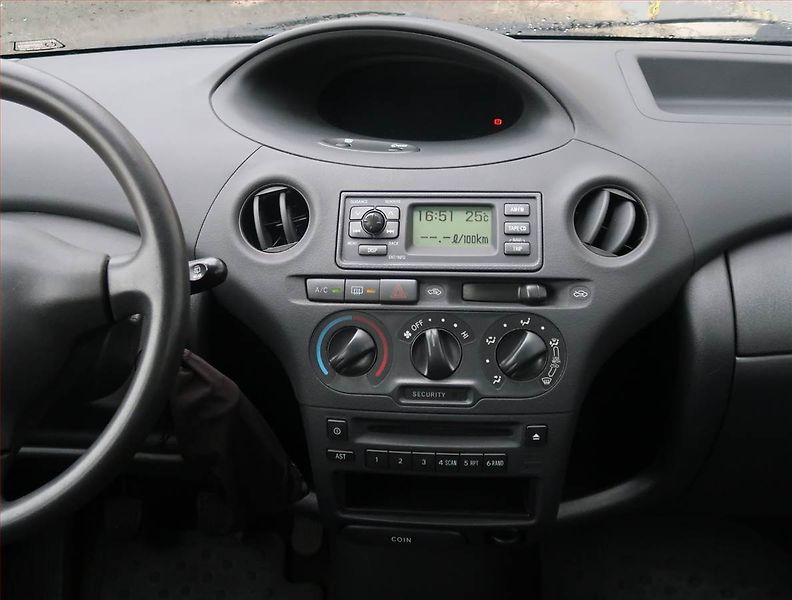 Toyota Yaris (2004) 1.0 VVT-i, po STK, servisované - fotka 12 z 14