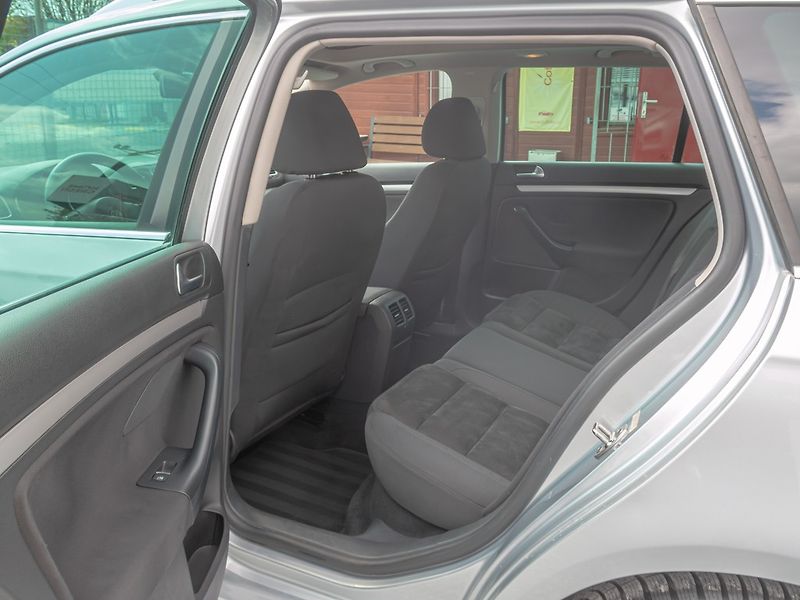 Volkswagen Golf (2010) 1.6TDI 77KW DSG – PO ROZVODECH - fotka 37 z 48