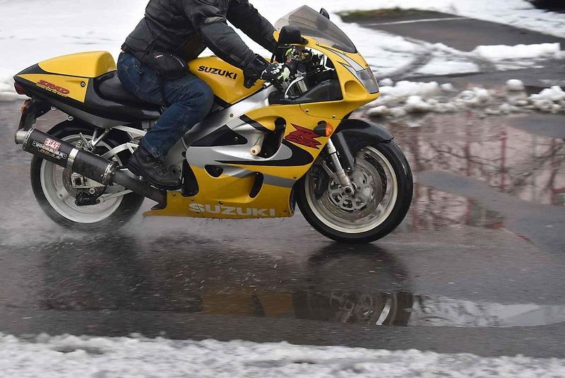 Tradiční Vánoční vyjížďka motorkářů zasněženým Krnovem na Štědrý den 24. 12. 2023