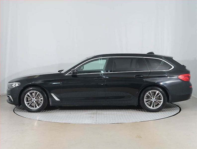 BMW Řada 5 (2019) Luxury Line 530d xDrive - fotka 3 z 24