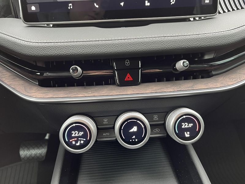 Škoda Superb L&K 2,0TDi 142 4X4 DSG - fotka 20 z 26