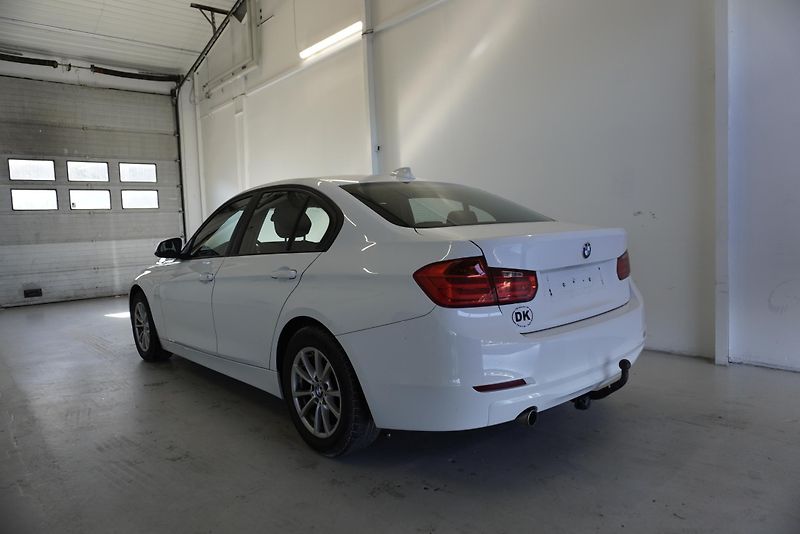 BMW Řada 3 (2014) 318D 2,0 SEDAN - fotka 7 z 32