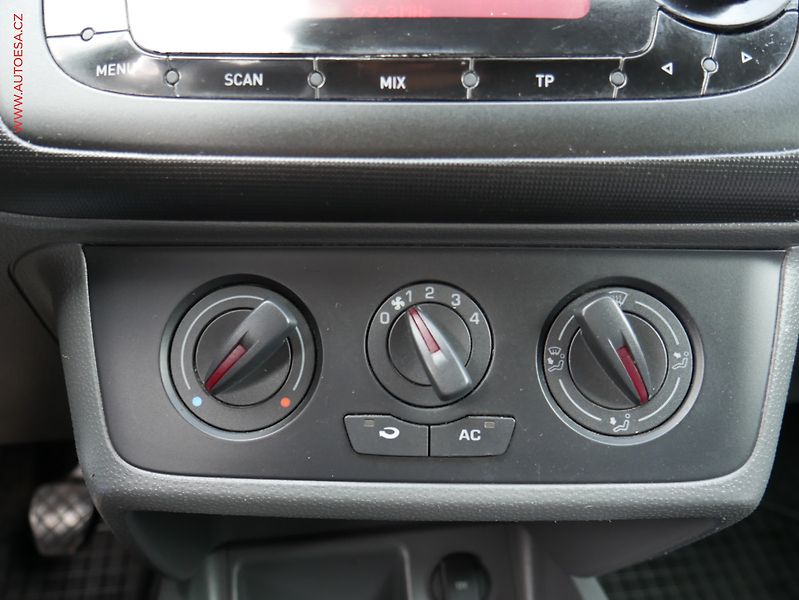 Seat Ibiza (2009) 1.4i, ČR, servis.kniha, AC - fotka 16 z 18
