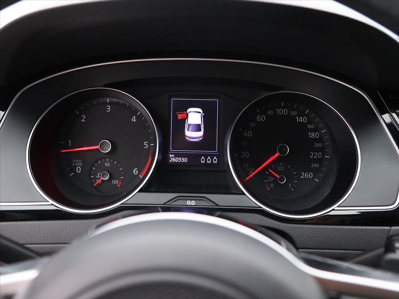 Volkswagen Passat 2,0 TDI 140kW DSG R-line CZ - fotka 13 z 27
