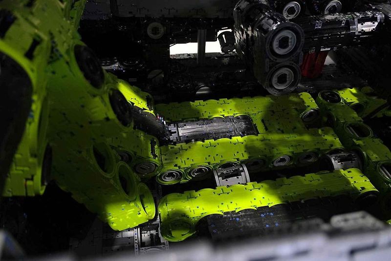 Instalace modelu stavebnice Peugeot Le Mans za účasti designera společnosti Lego.