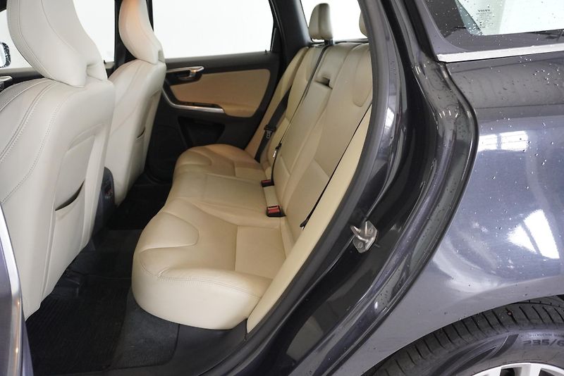 Volvo XC60 2,0 D4 AUTOMAT - fotka 24 z 32