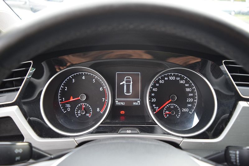 Volkswagen Touran (2017) 1.2TSI 81kw CLBMT 7MÍST TAŽNÉ - fotka 28 z 45