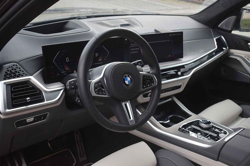 Velké SUV je překvapivě schopné i na zatáčkovitých silnicích