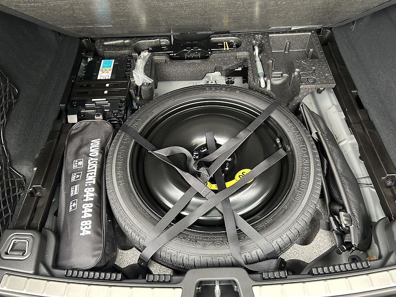 Volvo XC60 2.0 B4 4x4 PLUS  Black - fotka 29 z 29