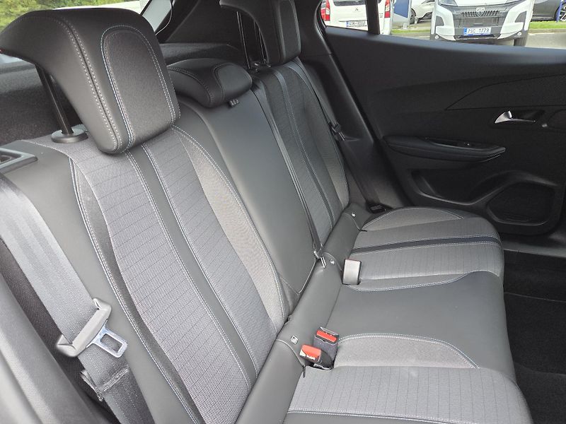 Peugeot 2008 (2023) 1.2 PT 100 ALLURE MAN6 - fotka 11 z 27