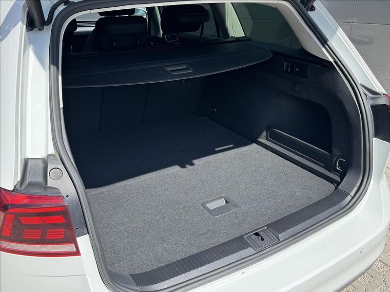 Volkswagen Passat 1,5 TSI 110kW Elegance 7DSG ČR - fotka 14 z 30