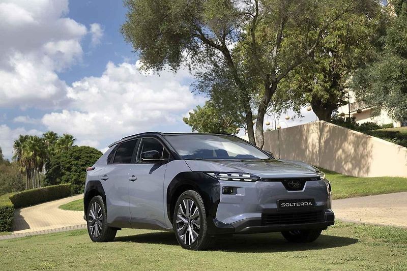 Místy muselo elektrické Subaru Uncharted projíždět i obtížnějším terénem.