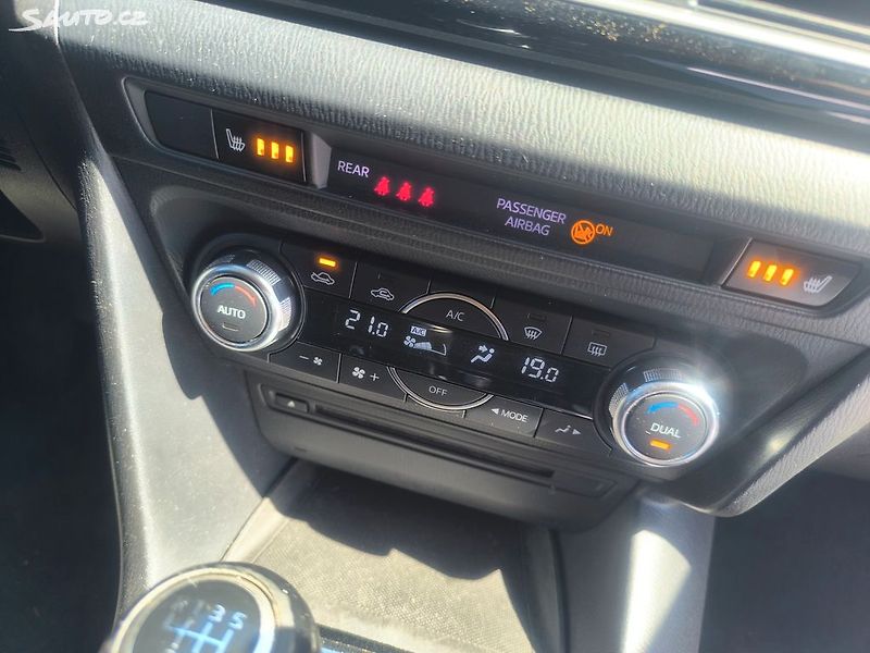 Mazda 3 20i,KRÁSNÁ,100KM,SERVISKA,1MAJ - fotka 10 z 27