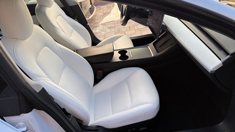 Tesla Model 3 (2021) LR, SOH 89%, bily int. - fotka 15 z 15