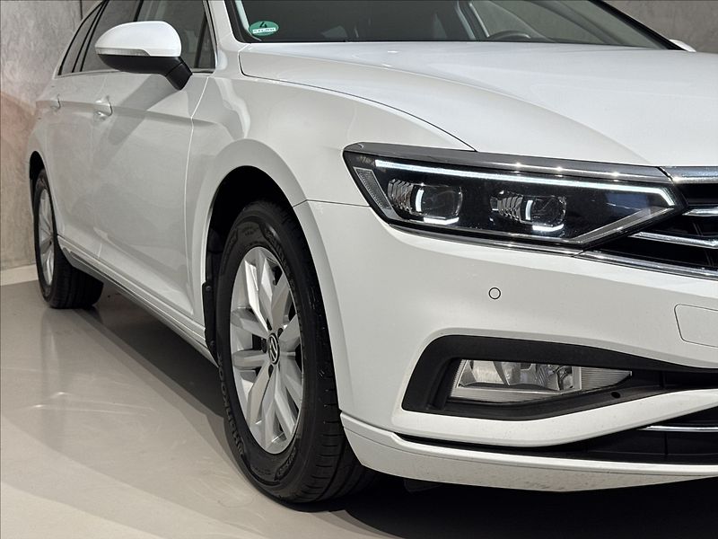 Volkswagen Passat 2,0 TDi  DSG Business IQ Light - fotka 5 z 43