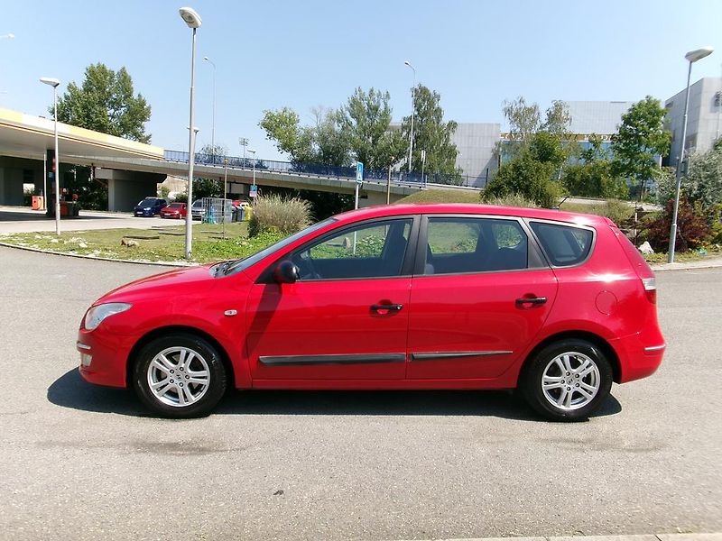 Hyundai i30 (2009) CW 1.6 CRDi KOUPENO ČR - fotka 2 z 10