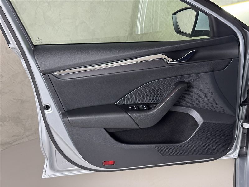 Škoda Octavia 2,0 TDi  DSG 4x4 Scout Virtual - fotka 20 z 46