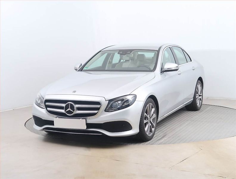 Mercedes-Benz Třídy E (2018) E 350 d 4MATIC - fotka 2 z 17