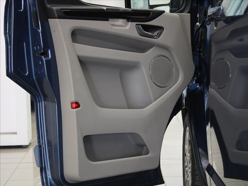 Ford Tourneo Custom 2,0 TDCi Titanum X 8-míst ČR - fotka 17 z 22