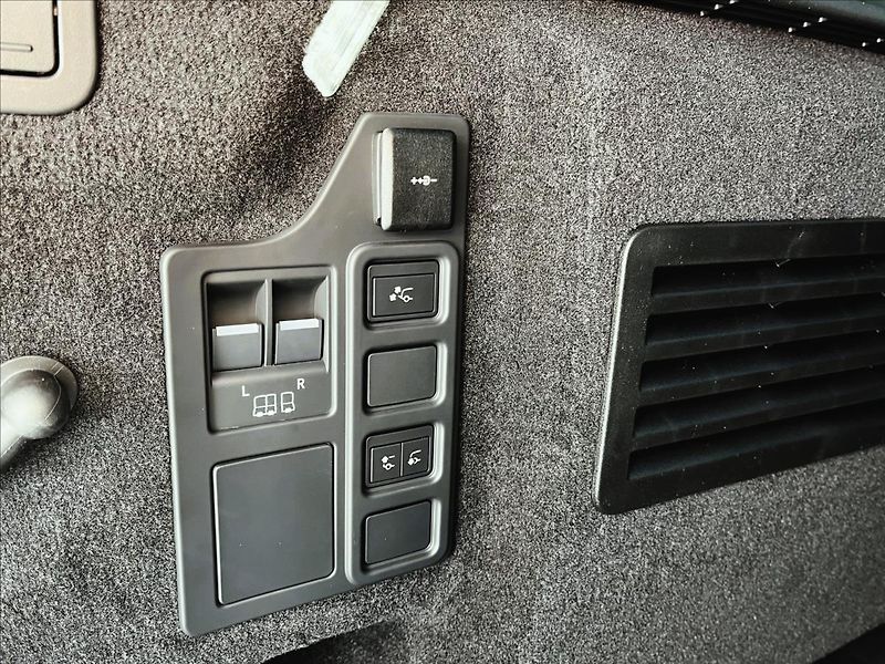 Land Rover Discovery (2026) 3,0 D250 DYNAMIC SE AWD - fotka 7 z 41