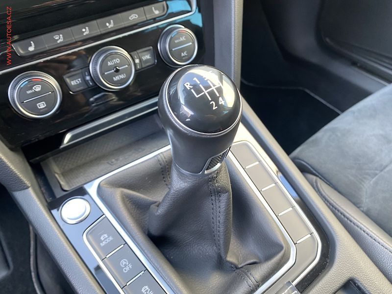 Volkswagen Passat (2015) 2.0 TDi, Highline, LED, navi - fotka 17 z 20