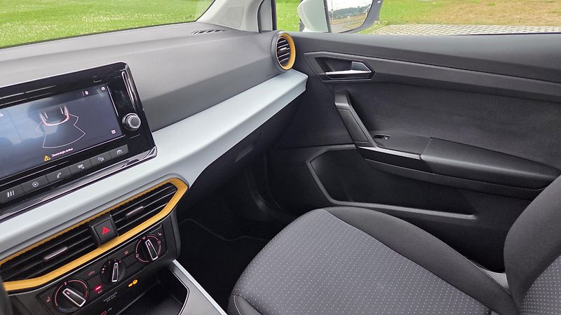 Seat Arona (2022) 1.0 TSI 70 kW Style CZ DPH - fotka 24 z 29