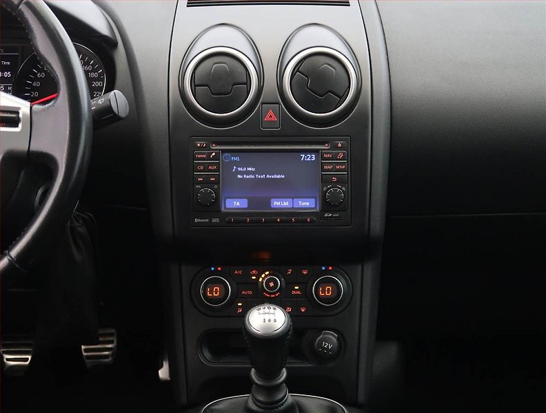 Nissan Qashqai (2011) 1.5 dCi, Navi, Tempomat - fotka 12 z 19