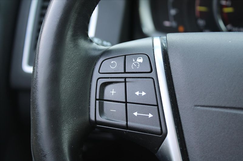 Volvo XC60 2.4 D4 140kW SUMMUM - fotka 15 z 27