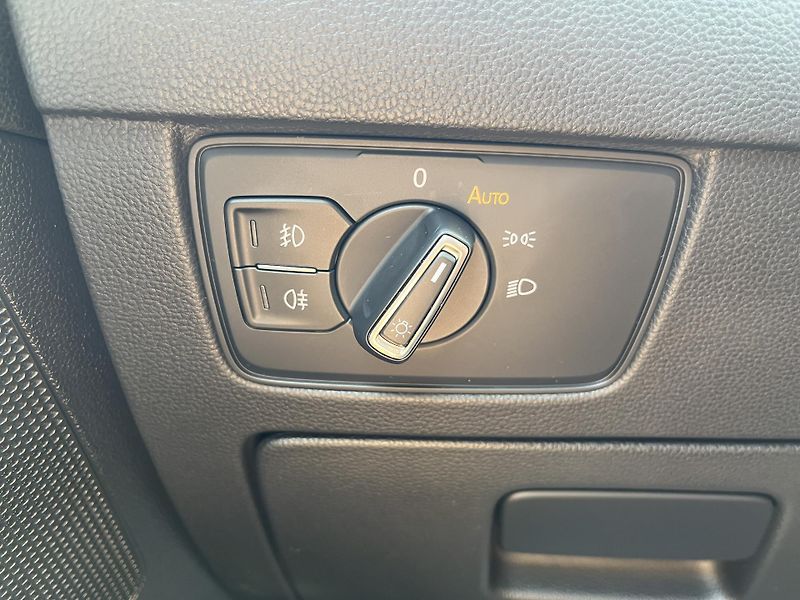 Volkswagen Passat 2.0TDi DSG 110kW BusinessPremi - fotka 16 z 21