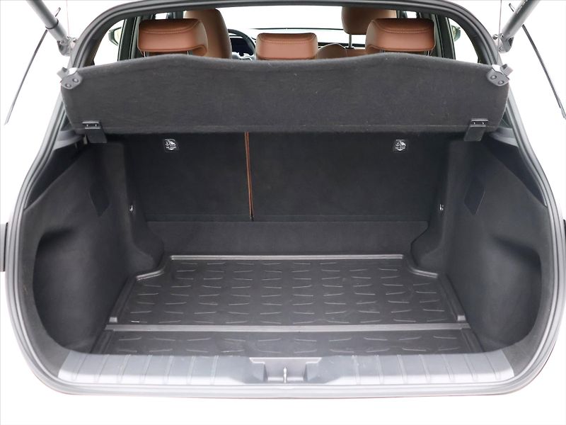Lexus LBX 1,5 HEV Relax FWD 67kW CZ - fotka 11 z 39