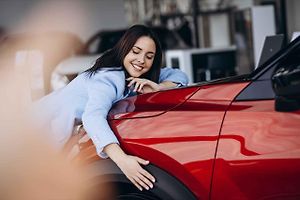 Automobilky se snaží, aby jízda v jejich vozech byla co nejvíce komfortní. Tomu odpovídá i vybavování aut stále lepšími systémy.