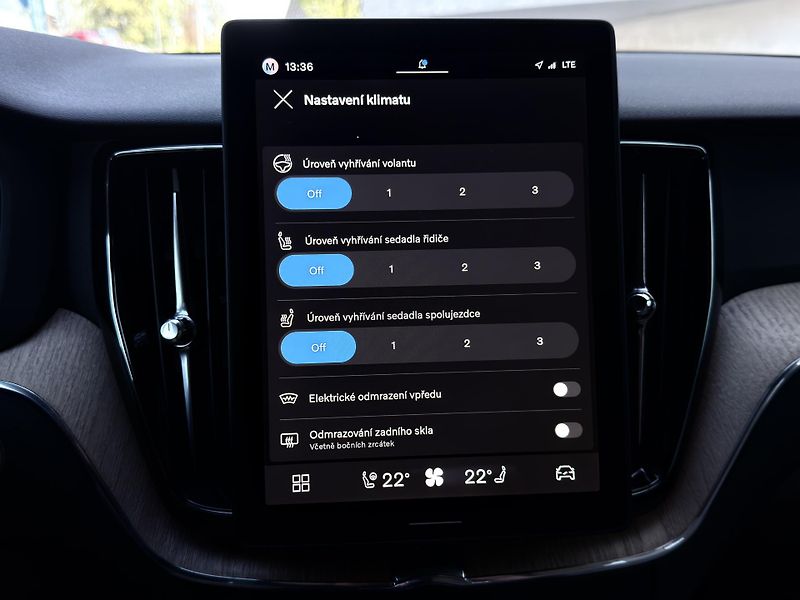 Volvo XC60 B5 AWD PLUS DARK // REZERVACE  - fotka 44 z 47