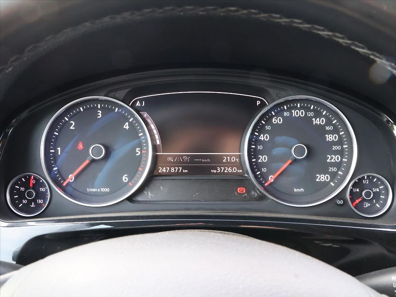 Volkswagen Touareg 3,0 TDI V6 DSG R-LINE CZ 4M - fotka 14 z 29