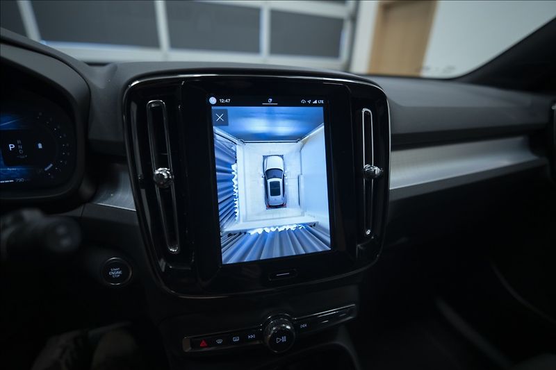 Volvo XC40 2,0 B3 NAVI KAMERA 360° TAŽNÉ - fotka 33 z 38