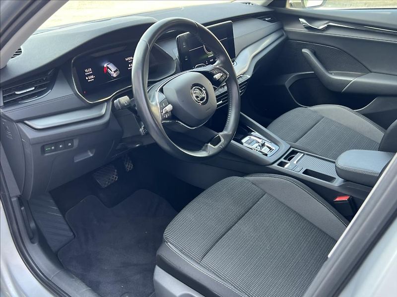 Škoda Octavia 2,0 TDi EXECUTIVE DSG - fotka 11 z 30