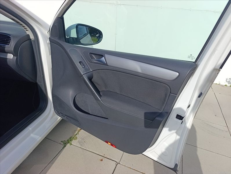 Volkswagen Golf 1,6 TDi Klimatizace - fotka 25 z 29