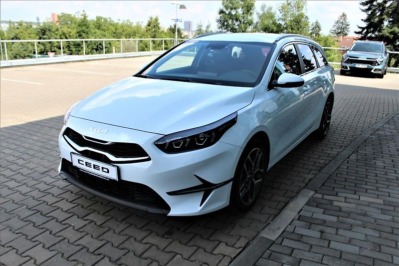 Kia Ceed 1,5 TGDi TOP ZÁRUKA NOVÝ VŮZ - fotka 2 z 12