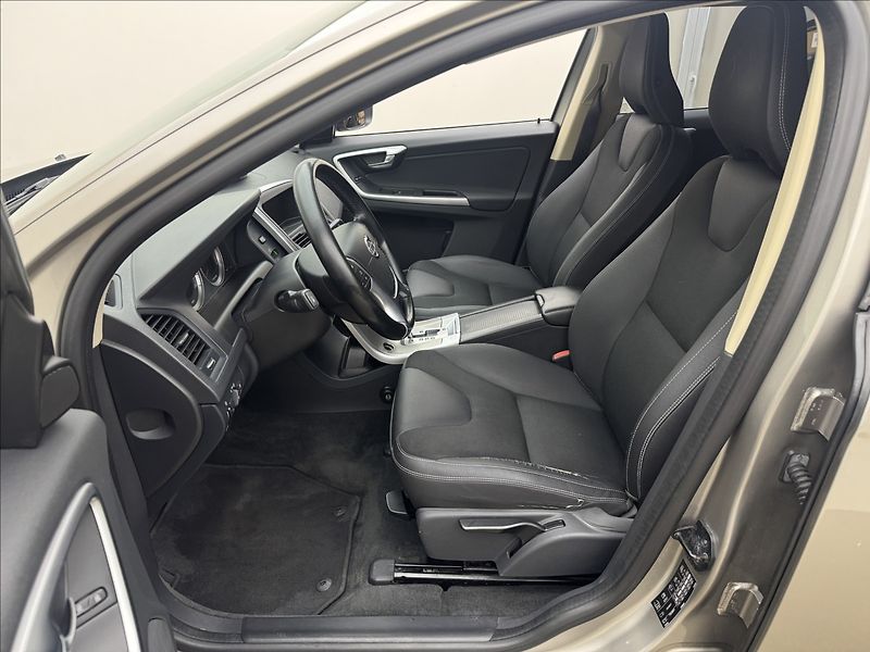 Volvo XC60 2,4 D3 4X4 AUT. VÝHŘEV LED ČR - fotka 30 z 40