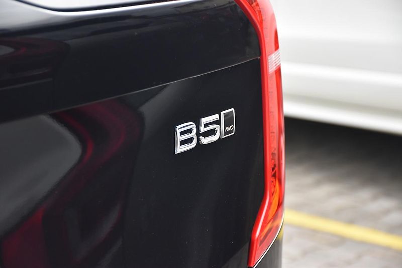 Volvo XC90 B5 AWD ULTIMATE 1.maj. B&W  - fotka 12 z 31
