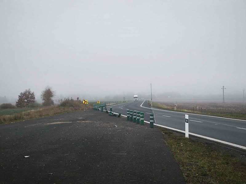 Nejnebezpečnější místo v Karlovarském kraji je úsek silnice u Trstěnic. Dodnes jsou zde patrné známky po dřívějších karambolech.