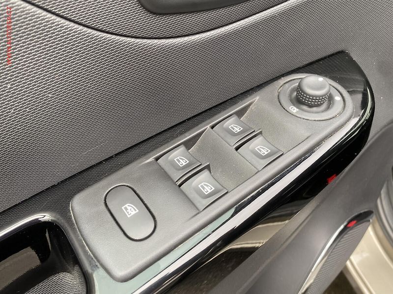 Renault Captur (2015) 1.2 TCe, Intense, AT, TZ - fotka 13 z 18