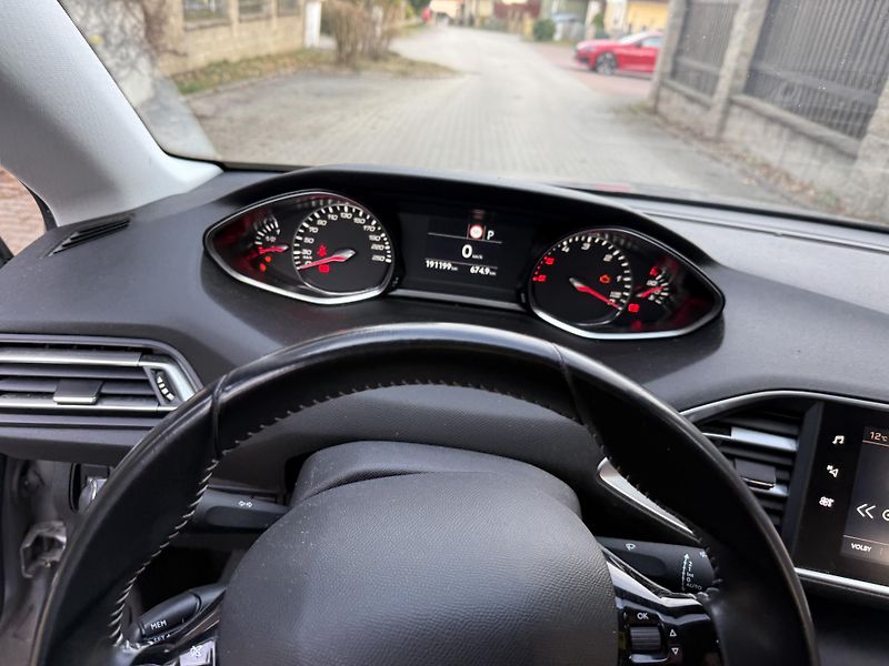 Peugeot 308 (2018) - fotka 7 z 17