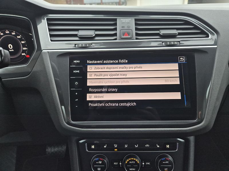 Volkswagen Tiguan 2,0TDi 140kw DSG 4x4 18ALU TZ - fotka 28 z 50