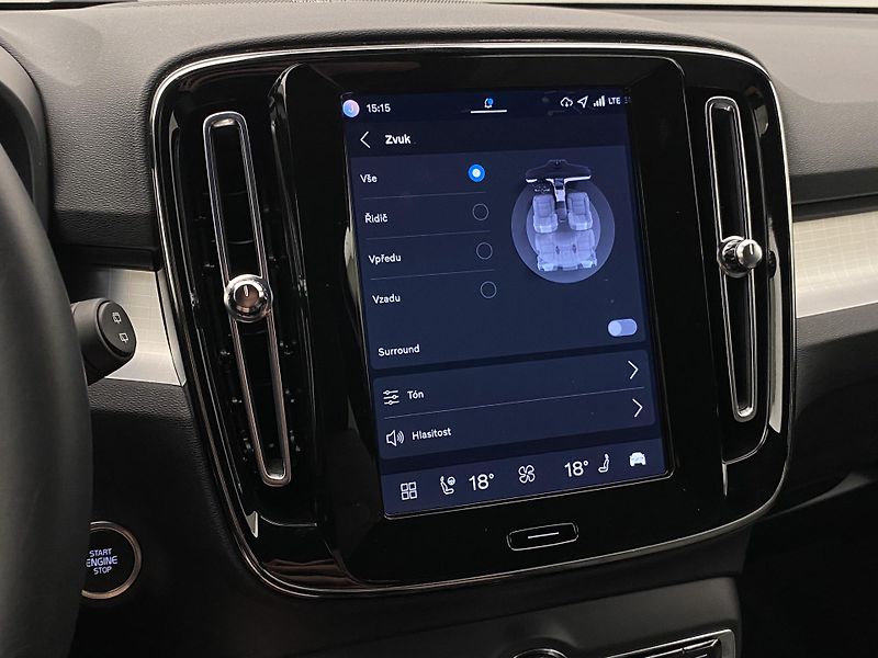 Volvo XC40 B3 AUT DARK PLUS - fotka 57 z 62