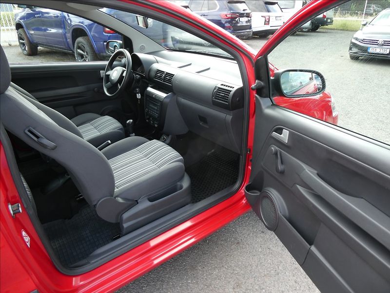 Volkswagen Fox 1,2 HTP 2 x kola - fotka 18 z 31