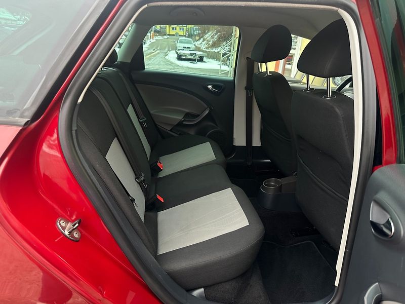 Seat Ibiza 1.6 TDi Digi Klima/ESP/1MAJ - fotka 15 z 22