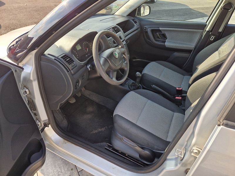 Škoda Fabia (2010) 1,6 TDI 55 Kw Klima - fotka 25 z 28